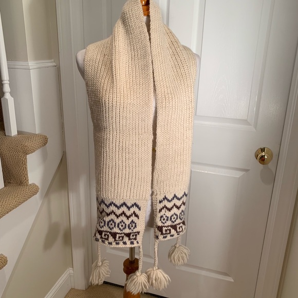 Scarf chunky wool w braids & Pom Poms at ends - Picture 2 of 4